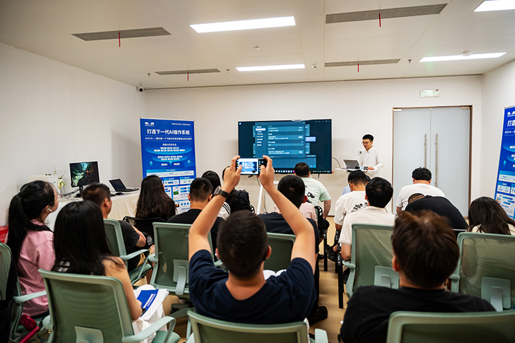 统信UOS AI场景公社在沪举行  展示国产AI系统发展-第1张图片-科技快讯