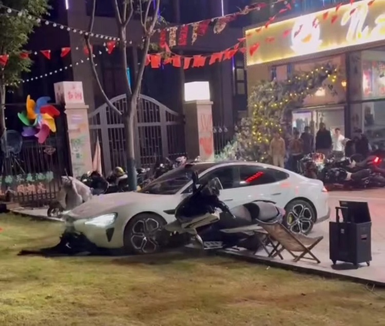 突发！线上吵架，线下约架！小米SU7车主连撞多辆摩托车-第4张图片-科技快讯