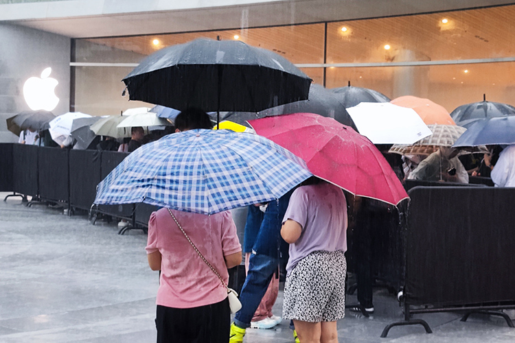 台风雨浇不灭果粉们的热情 iPhone 16系列上海首销盛况依旧-第1张图片-科技快讯