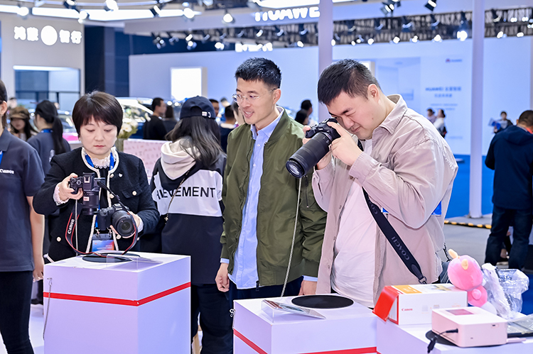 摄影行业如何看待AI技术？2024电博会专访青岛市时尚摄影学会3位大咖-第1张图片-科技快讯