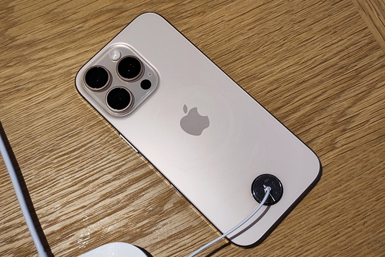 台风雨浇不灭果粉们的热情 iPhone 16系列上海首销盛况依旧-第8张图片-科技快讯