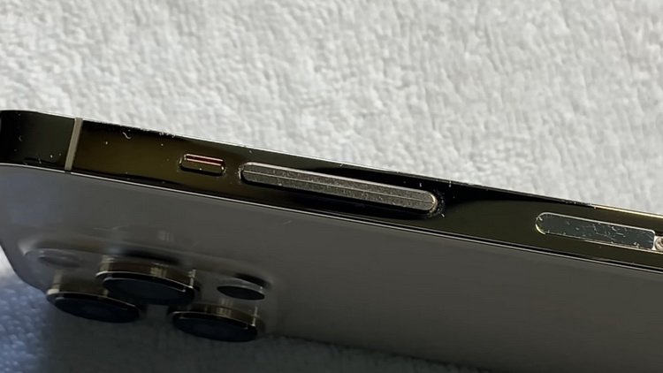 苹果神秘原型机曝光 设计比iPhone 16还激进-第3张图片-科技快讯