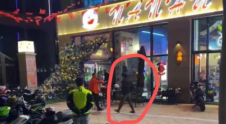 突发！线上吵架，线下约架！小米SU7车主连撞多辆摩托车-第3张图片-科技快讯