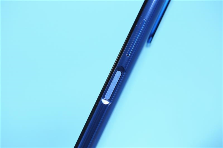 曝华为Mate 70标准版将采用3D人脸识别与侧边指纹，11月发布-第2张图片-科技快讯