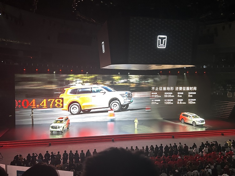 800V架构、4.6秒加速！坦克500Hi4-Z亮相，预售加37.98万元？-第4张图片-科技快讯