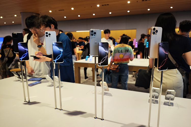台风雨浇不灭果粉们的热情 iPhone 16系列上海首销盛况依旧-第9张图片-科技快讯
