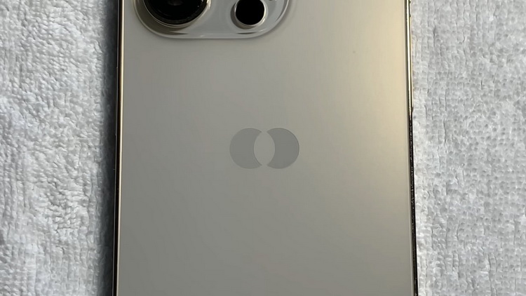 苹果神秘原型机曝光 设计比iPhone 16还激进-第2张图片-科技快讯