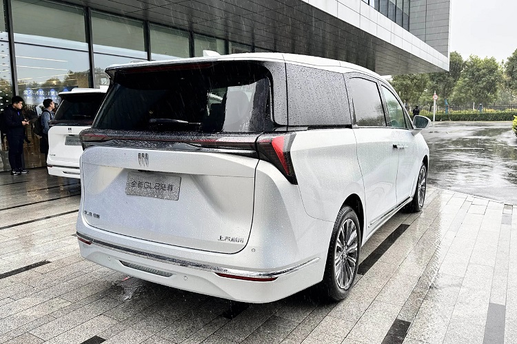 别克GL8也扛不住了，暴降4.8万元？全新陆尊上市，26.99万起-第3张图片-科技快讯