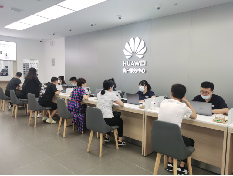 华为服务中心体验 检查、贴膜、升级一条龙解决-第1张图片-科技快讯