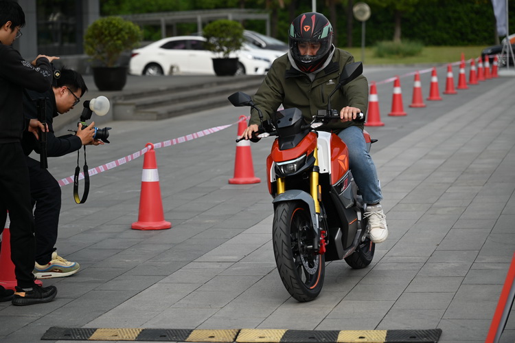 戴上头盔 一起体验雅迪2023年新款电车-第10张图片-科技快讯