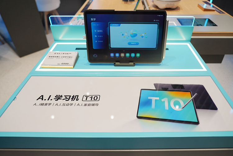 上海科大讯飞直营店开业，双屏翻译机等产品亮相，聚焦AI办公与AI学习赛道-第8张图片-科技快讯