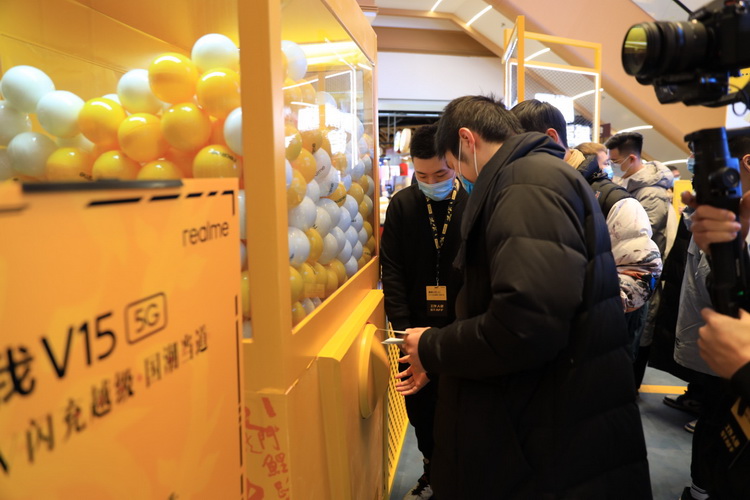 realme真我 V15手机首销 转运鲤鱼色来了-第6张图片-科技快讯