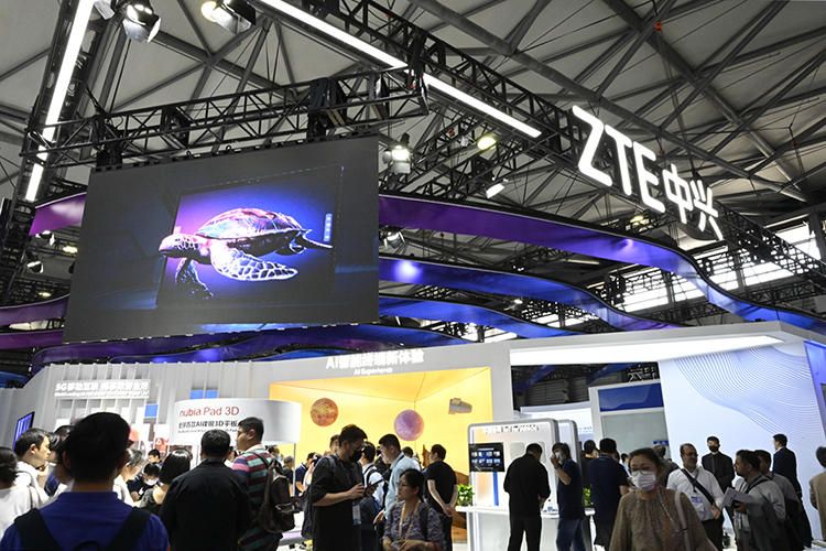 2023MWC | 中兴通讯展示AR眼镜、裸眼3D平板，AI加持打造创新智能终端-第1张图片-科技快讯