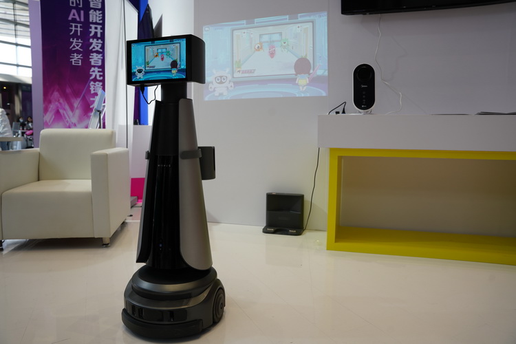 GAIDC2023丨美的展示小惟家庭服务机器人 可控IoT设备也可投影-第3张图片-科技快讯