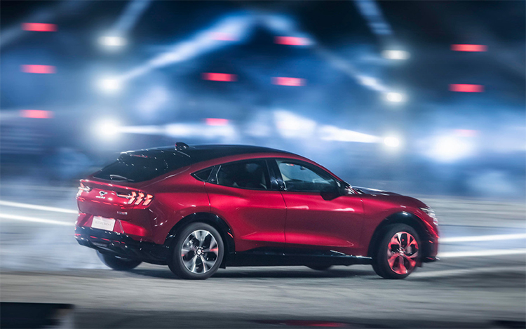 福特Mustang Mach-E量产版正式下线 大定同步开启-第3张图片-科技快讯