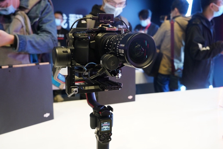 大疆DJI RS 2和DJI RSC 2手持云台发布，碳钎维机身仅重1.3Kg   -第10张图片-科技快讯