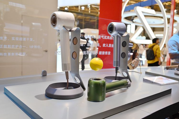 AWE2023 | 追觅发布旗舰X20 Pro扫地机器人，四足机器狗引众人围观-第10张图片-科技快讯