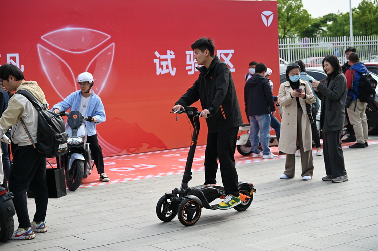 戴上头盔 一起体验雅迪2023年新款电车-第15张图片-科技快讯
