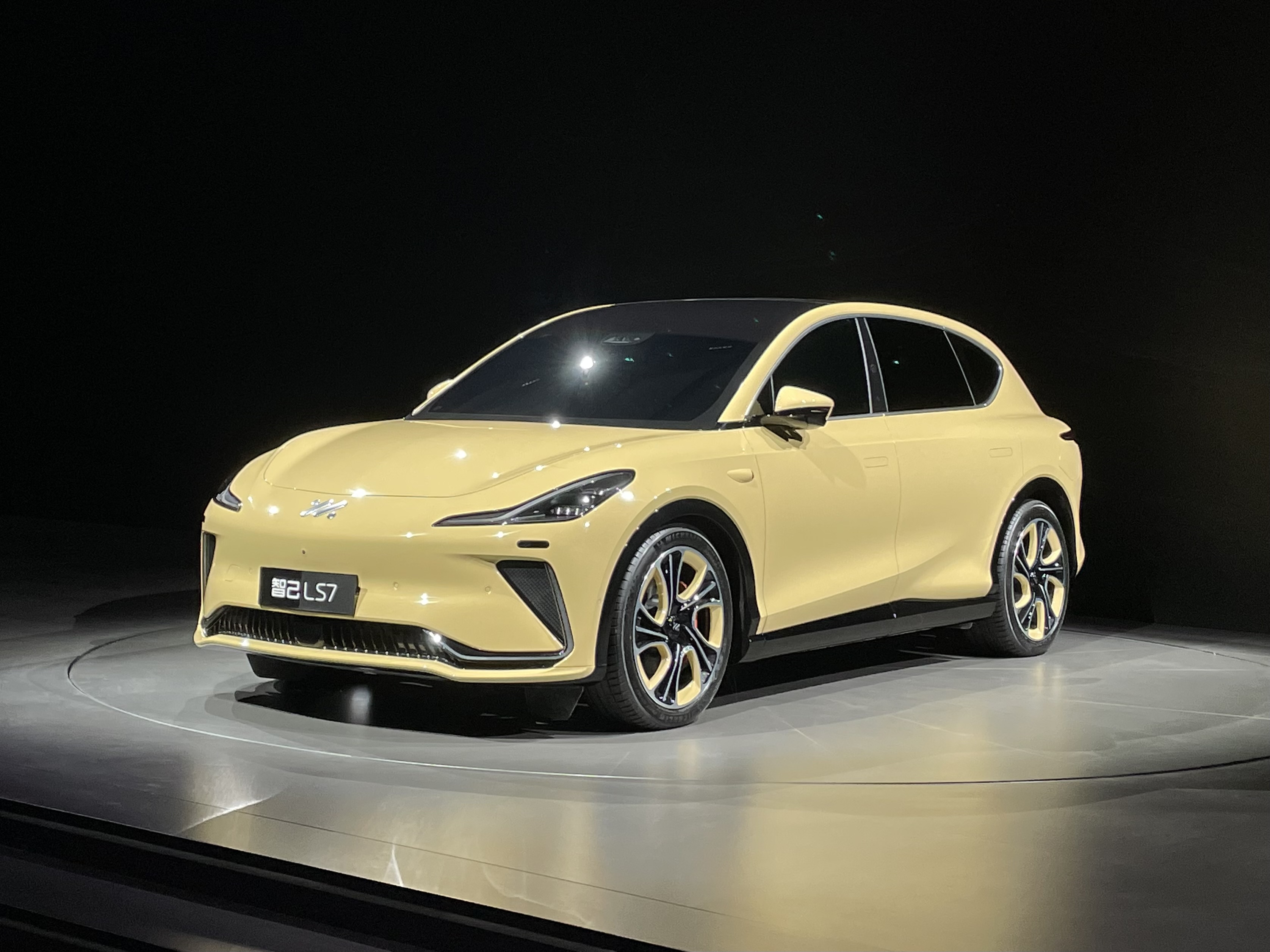智己LS7开启预售，35万元起，定位中大型豪华SUV，明年2月上市-第2张图片-科技快讯