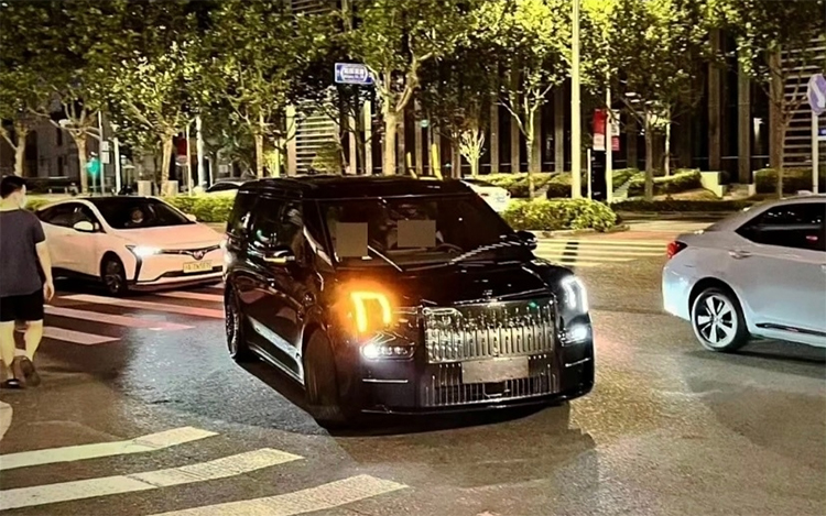 极氪009实车图曝光 车头镀铬饰件瞩目-第1张图片-科技快讯