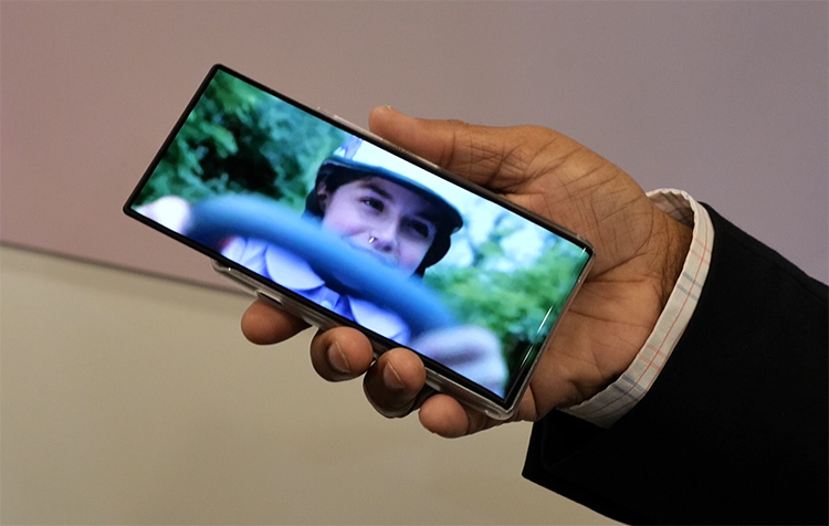 MWC2023 | 联想展示卷轴屏手机与笔记本概念产品 探索屏幕延展新用途-第6张图片-科技快讯