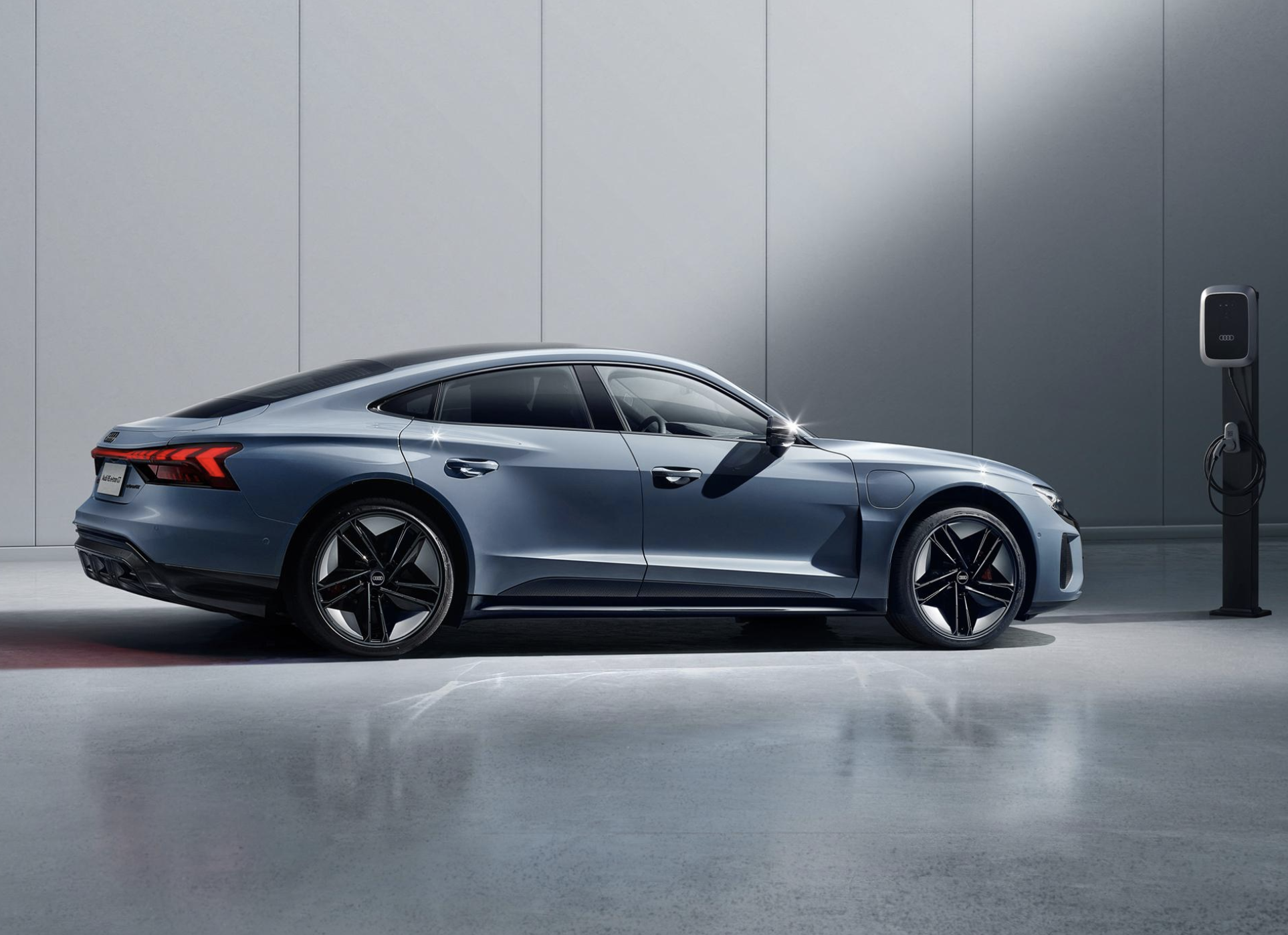 奥迪RS e-tron GT将于12月30日上市，3.3秒破百，续航可达488km-第2张图片-科技快讯
