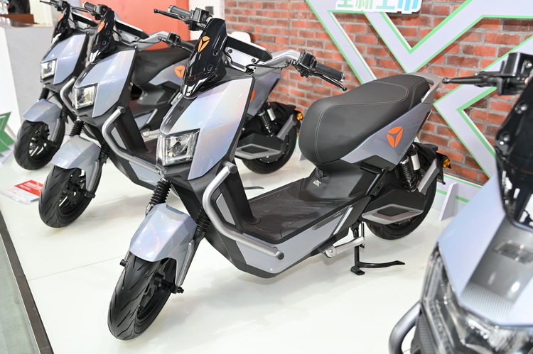 戴上头盔 一起体验雅迪2023年新款电车-第2张图片-科技快讯