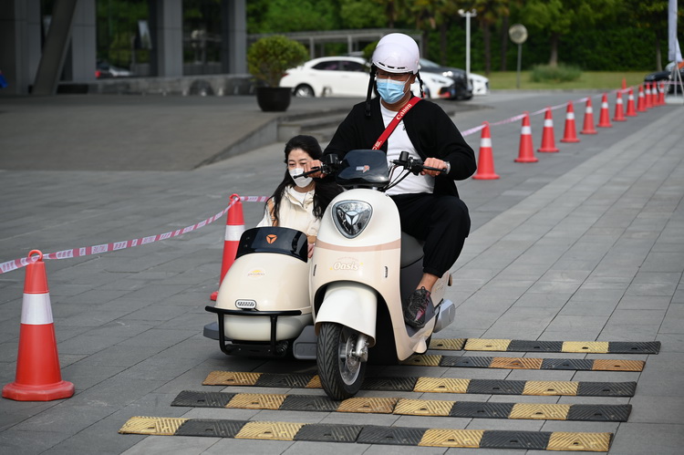 戴上头盔 一起体验雅迪2023年新款电车-第13张图片-科技快讯