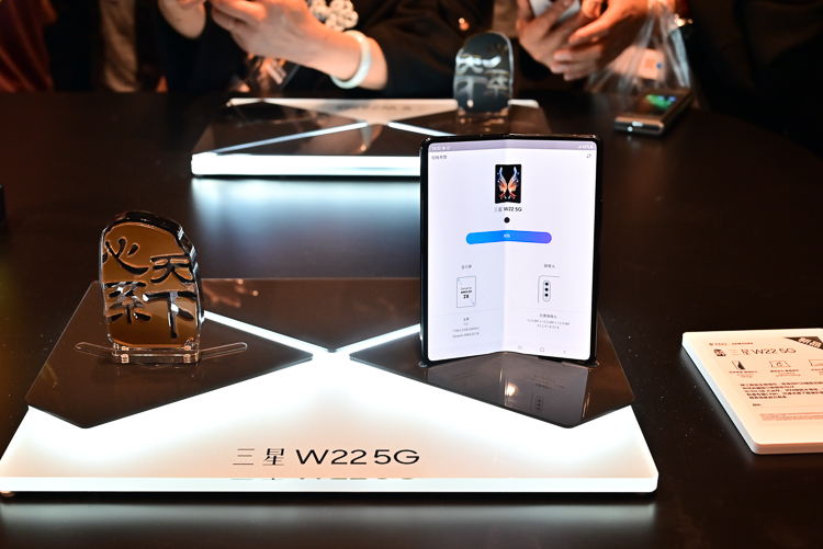 三星W22 5G超高端手机发布，做工尽显奢华，售价16999元-第14张图片-科技快讯