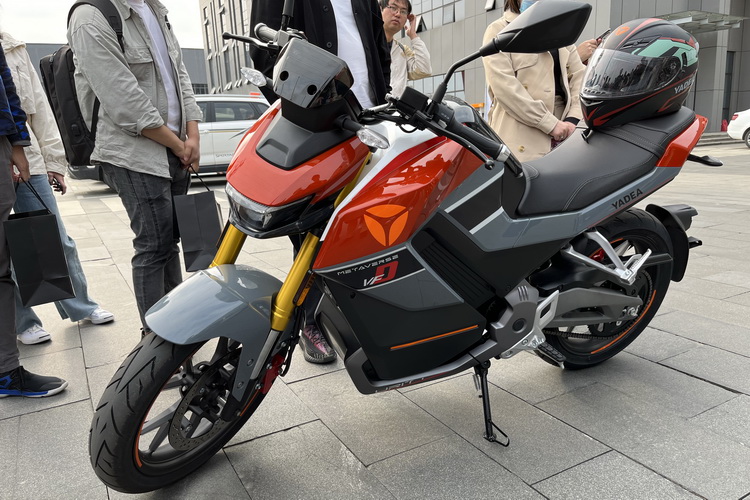 戴上头盔 一起体验雅迪2023年新款电车-第11张图片-科技快讯