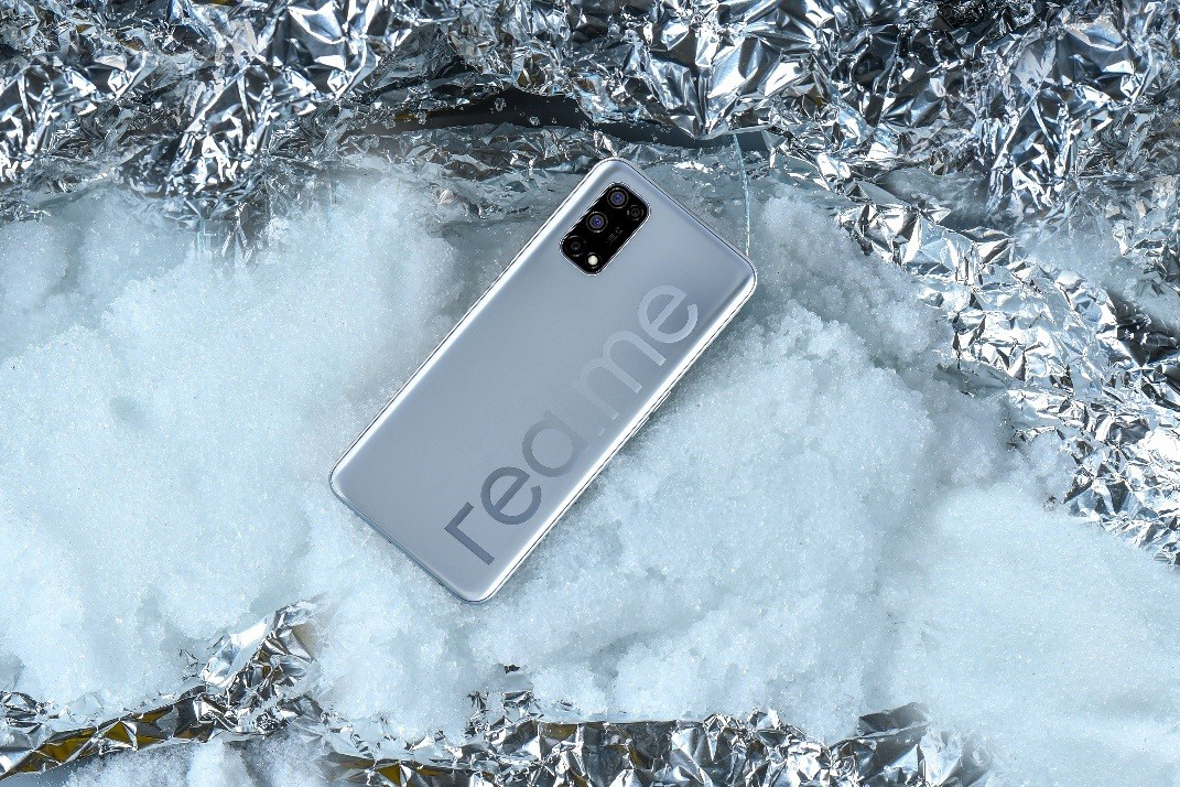 realme官宣V5手机  银色配色+大LOGO设计-第2张图片-科技快讯