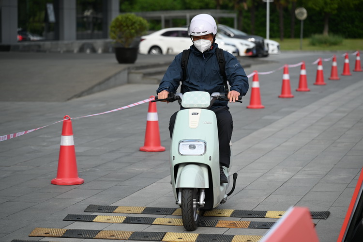 戴上头盔 一起体验雅迪2023年新款电车-第7张图片-科技快讯