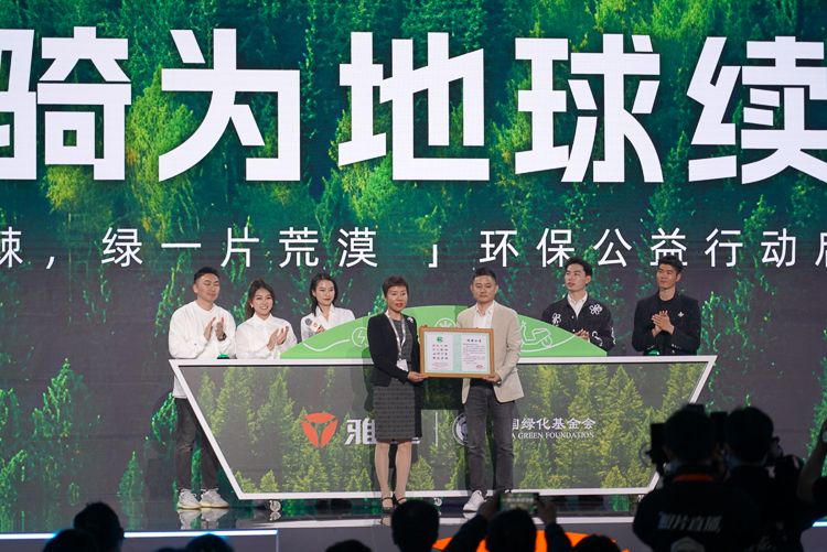 雅迪冠能三款旗舰新车亮相，外观够时尚，电池可24个月换新-第16张图片-科技快讯