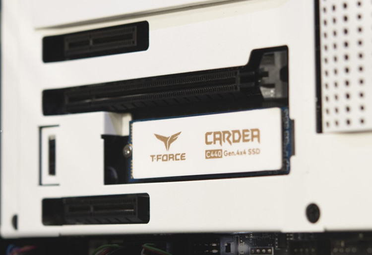 十铨推出T-FORCE CARDEA Ceramic C440固态硬盘：PCIe 4.0 陶瓷散热片-第4张图片-科技快讯