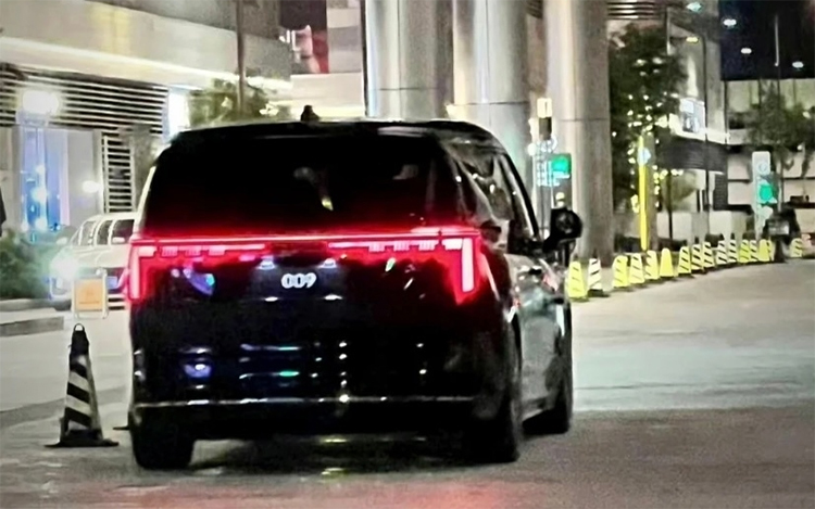 极氪009实车图曝光 车头镀铬饰件瞩目-第2张图片-科技快讯