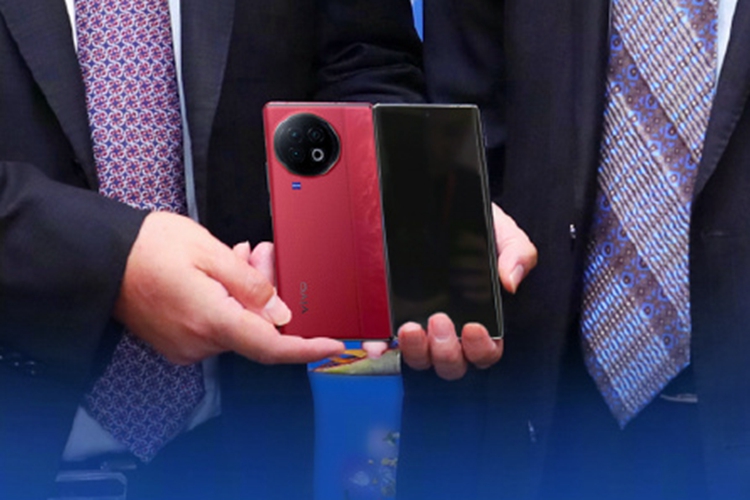 vivo X Fold2折叠屏真机曝光，红色后盖加后置三摄，4月发布-第2张图片-科技快讯