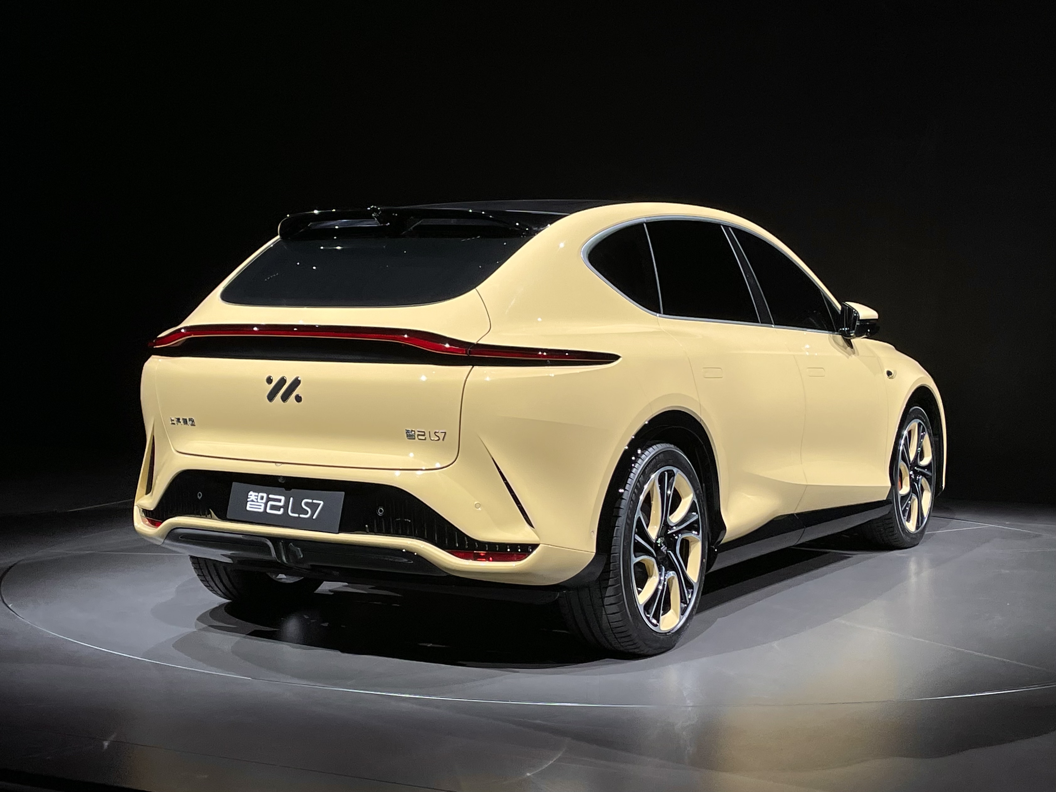 智己LS7开启预售，35万元起，定位中大型豪华SUV，明年2月上市-第3张图片-科技快讯