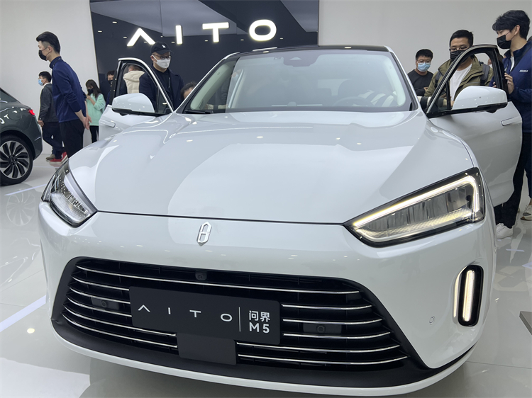 AITO首款车型问界M5正式开始预售，搭载华为HarmonyOS智能座舱-第2张图片-科技快讯
