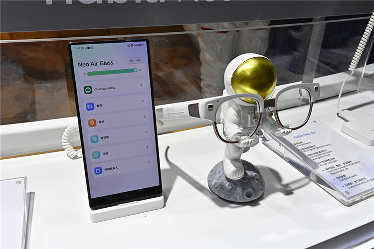 2023MWC | 中兴通讯展示AR眼镜、裸眼3D平板，AI加持打造创新智能终端-第2张图片-科技快讯