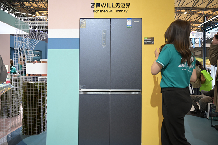 AWE2023 | 容声新款嵌入式冰箱展现橱柜美学 养鲜系统加持确保鲜美可口-第2张图片-科技快讯