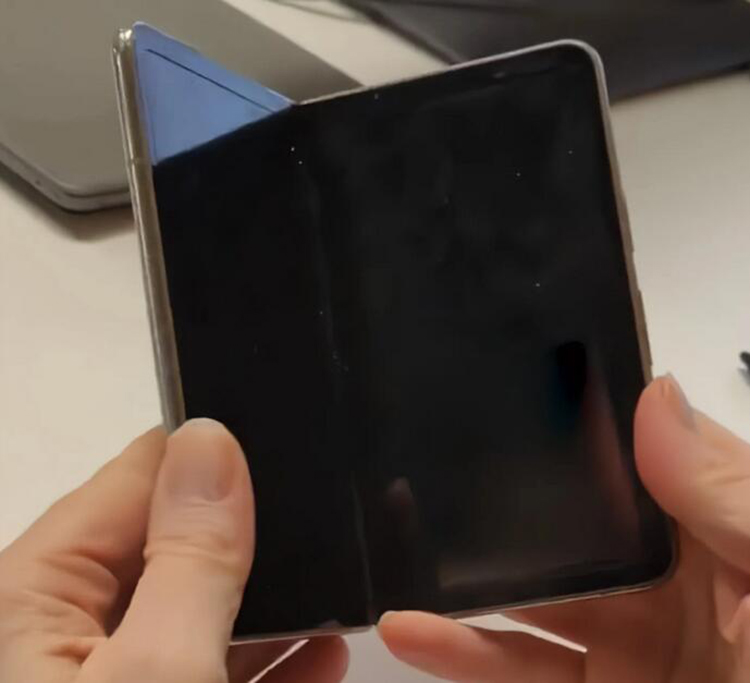 疑似谷歌Pixel Fold真机图曝光 尺寸大小类似OPPO Find N-第1张图片-科技快讯