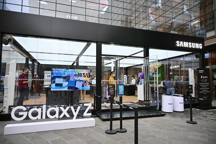 三星Galaxy Z Fold3、Flip3亮相快闪店 手表、耳机同时现身-第1张图片-科技快讯