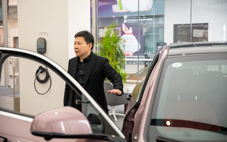 余承东：将专注20万以上中高端车型 并重申华为不造车-第1张图片-科技快讯