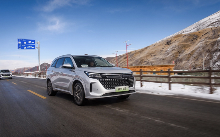 赛力斯蓝电 E5开启预售：定位中型SUV 13.99万元起-第1张图片-科技快讯