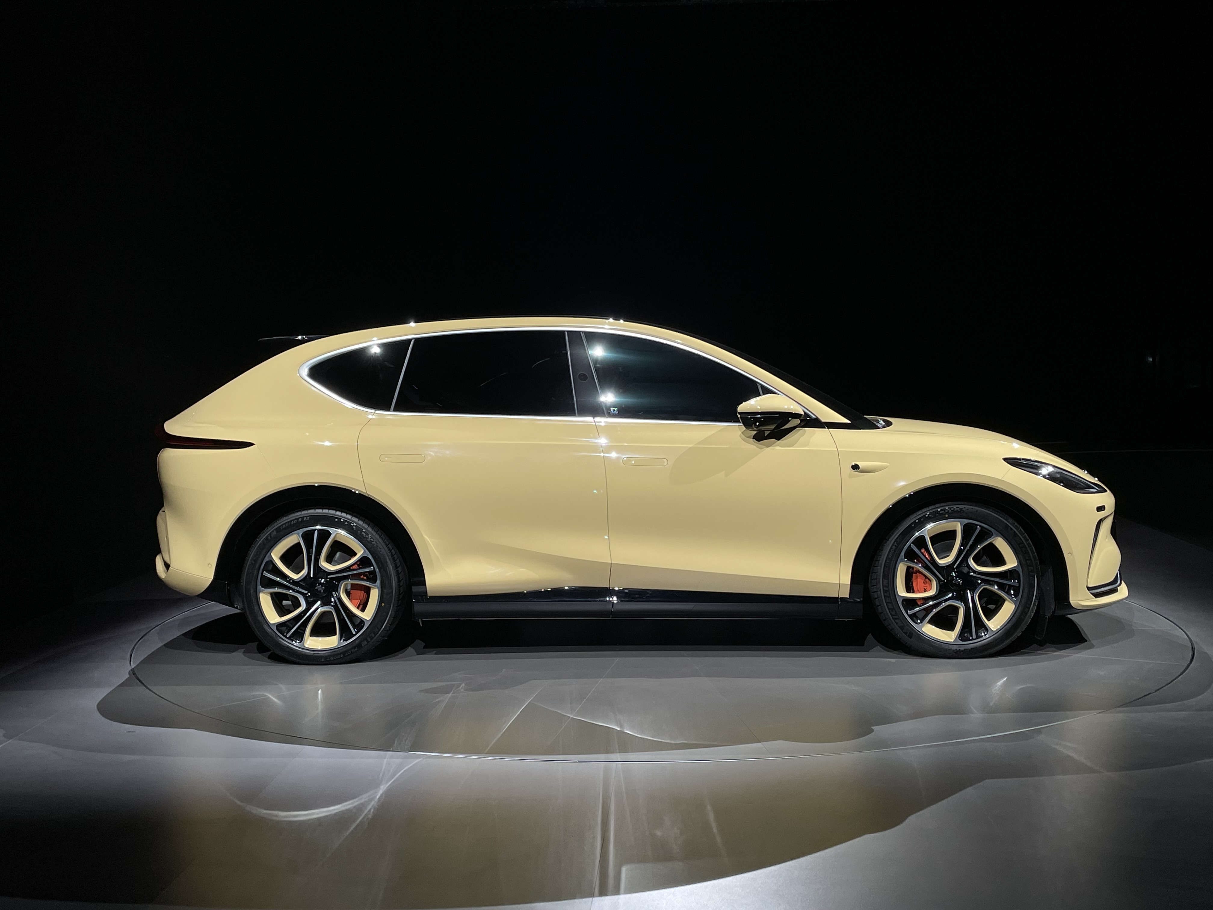 智己LS7开启预售，35万元起，定位中大型豪华SUV，明年2月上市-第4张图片-科技快讯