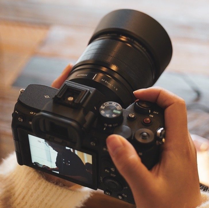 岩石星85mm f/1.8 AF详情曝光 9片8组光学结构 重626g-第1张图片-科技快讯
