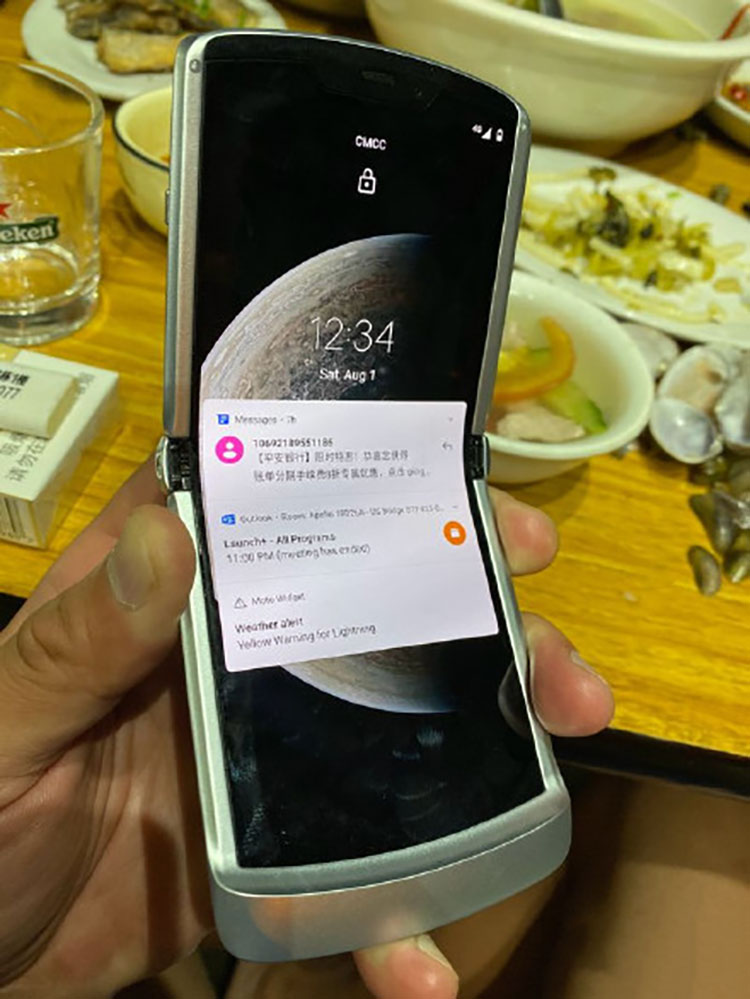 摩托罗拉将发布可折叠5G手机，Moto Razr 5G真机图遭曝光-第3张图片-科技快讯