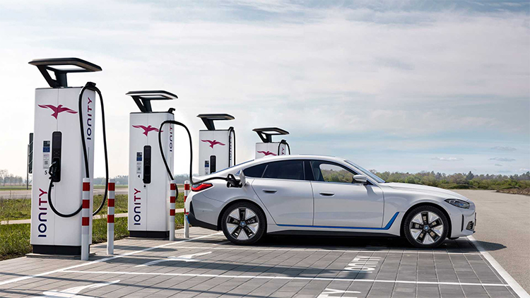 宝马新增入门级i4 eDrive35电动轿跑：续航490km 价格更便宜-第4张图片-科技快讯