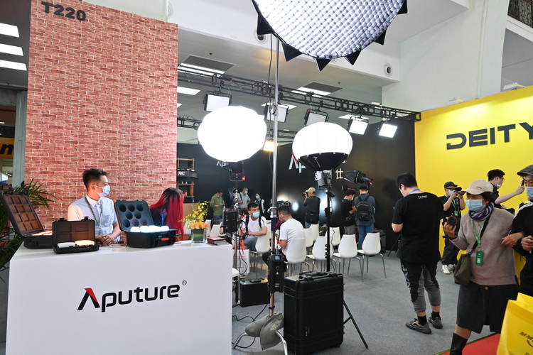 2021P&amp;E | 从灯泡到直播用LED灯 爱图仕展示多款产品-第1张图片-科技快讯