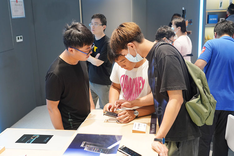 上海科大讯飞直营店开业，双屏翻译机等产品亮相，聚焦AI办公与AI学习赛道-第5张图片-科技快讯